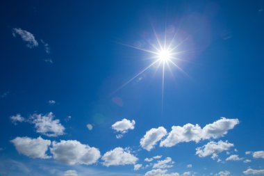 Mavi gökyüzündeki bulutlar