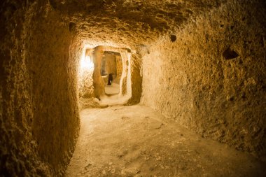 Tüylü yılan piramidin içinde görünüm