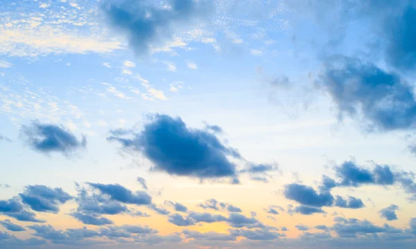 Wolken in de blauwe lucht — Stockfoto