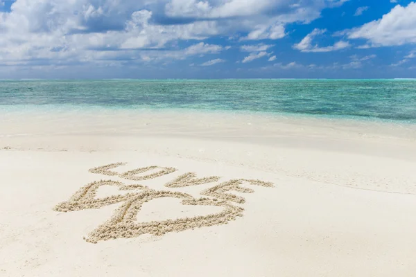 Tropische zee en strand met liefde ondertekenen — Stockfoto