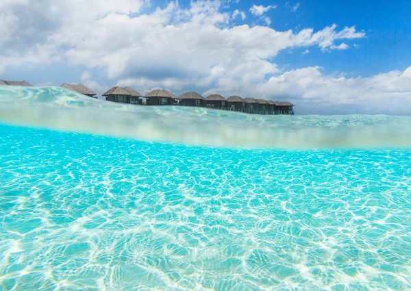 Stranden med vatten bungalows — Stockfoto
