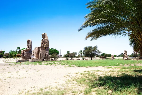 Dos enormes estatuas de piedra del faraón Amenhotep III —  Fotos de Stock
