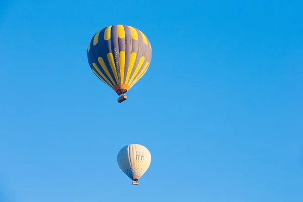 Luftballons fliegen über Kappadokien — Stockfoto