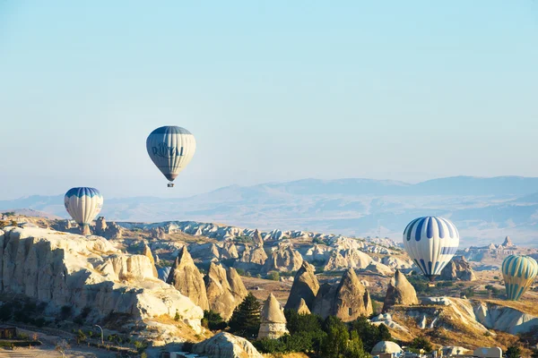 Hőlégballonok repül át a Cappadocia — Stock Fotó