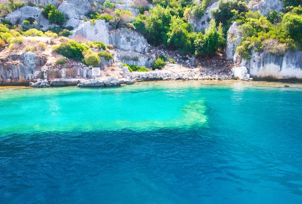 Vista delle rocce e del mare tropicale — Foto Stock