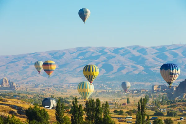 Hőlégballonok repül át a Cappadocia — Stock Fotó