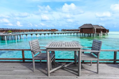 Tahta sandalyeler ve masa.