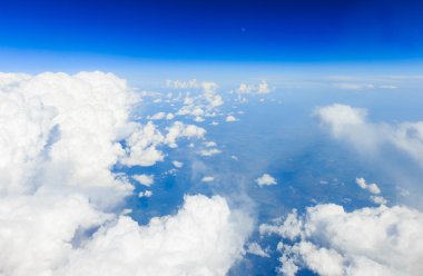 Beyaz kabarık bulutlar