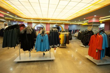 şık giysiler içinde Dükkanı