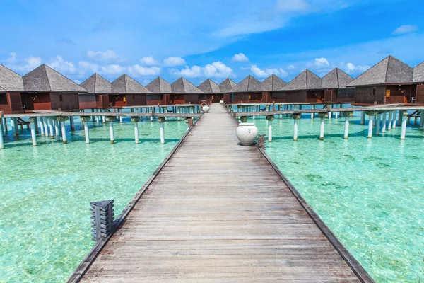 Praia com ponte para bungalows de água — Fotografia de Stock