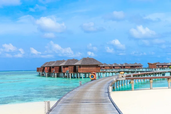 马尔代夫的海滩，配有水舱 — 图库照片