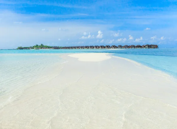 Su bungalov ile tropikal plaj — Stok fotoğraf