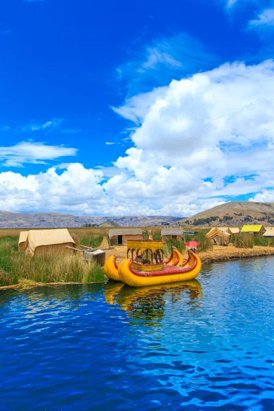 Barcos Totora no lago Titicaca — Fotografia de Stock