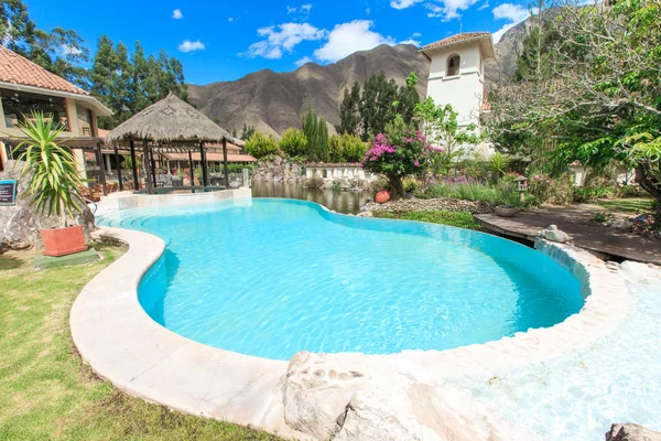 Piscina en el jardín —  Fotos de Stock