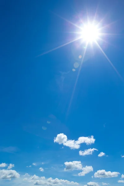 Moln i den blå himlen — Stockfoto