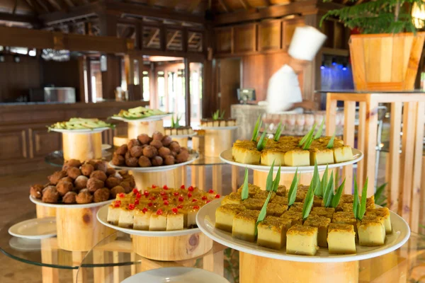 Variedad de pasteles en las mesas — Foto de Stock