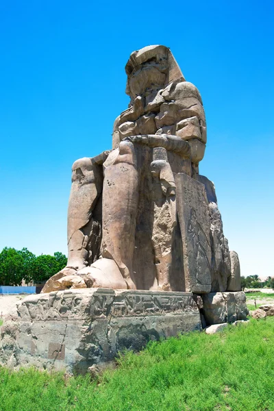 Duas estátuas de pedra maciça do Faraó Amenhotep III — Fotografia de Stock