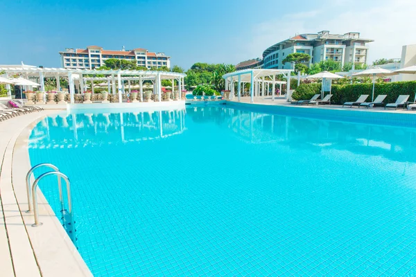 Piscina en el jardín — Foto de Stock