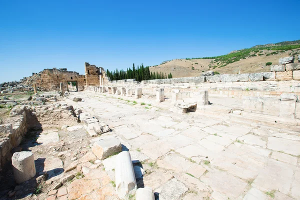 Ancient ruins in Hierapolis, Pamukkale, Turkey. — Stock Photo, Image