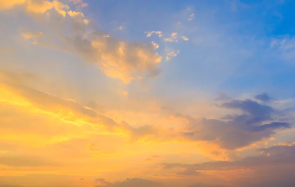 Wolken in de blauwe lucht — Stockfoto