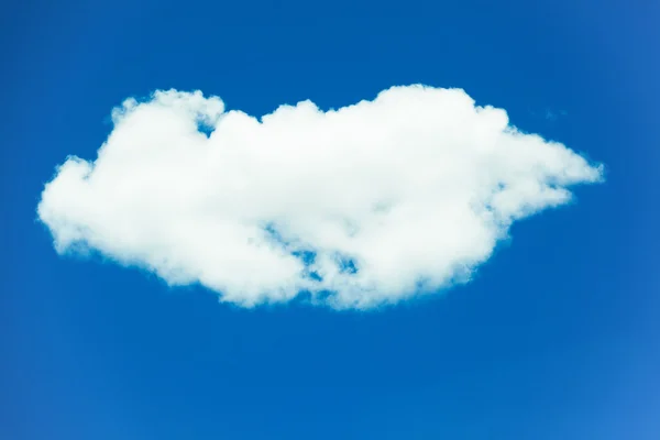 Nube blanca en el cielo azul — Foto de Stock