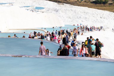 Turistler Pamukkale Traverten havuzları ve teraslar