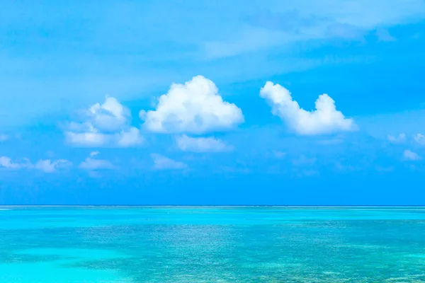 Playa tropical con laguna azul —  Fotos de Stock