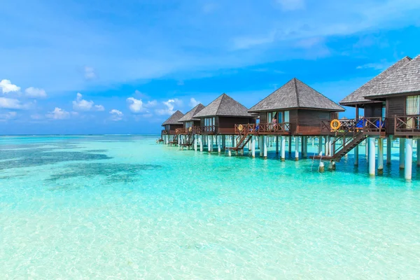 Tropisk strand bungalows — Stockfoto