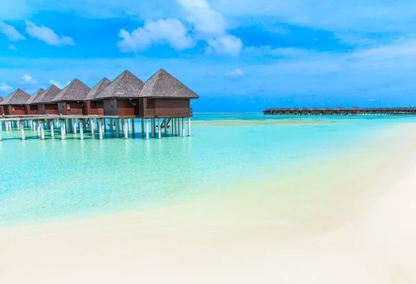 Spiaggia con bungalow d'acqua — Foto Stock