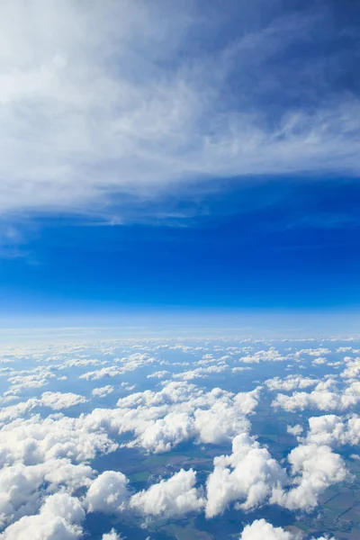 Vista sobre el suelo a través de nubes esponjosas — Foto de Stock