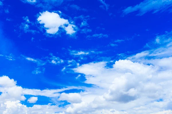 Nuvens no céu azul — Fotografia de Stock