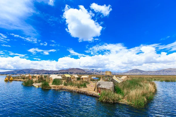 Totora boat on the Titicaca lake — Stock Photo, Image