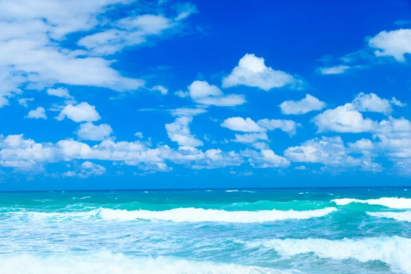 Hermosa playa y mar tropical — Foto de Stock