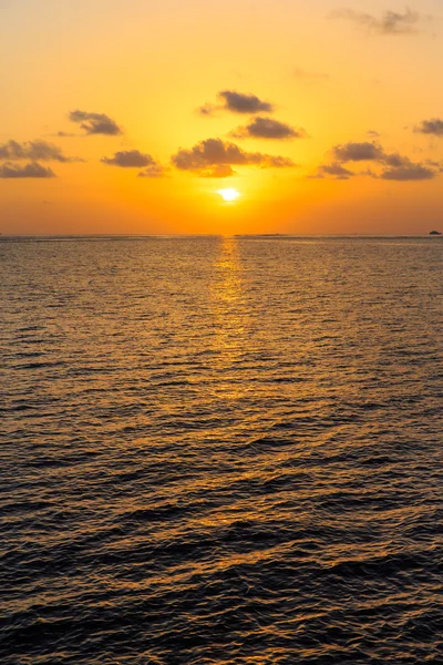 Puesta de sol en el mar en Maldivas — Foto de Stock