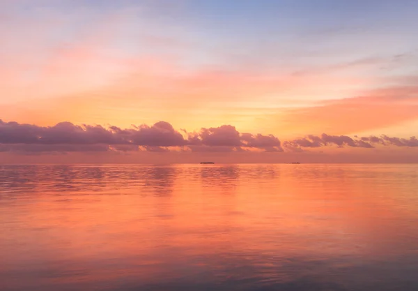 Solnedgång på havet i Maldiverna — Stockfoto