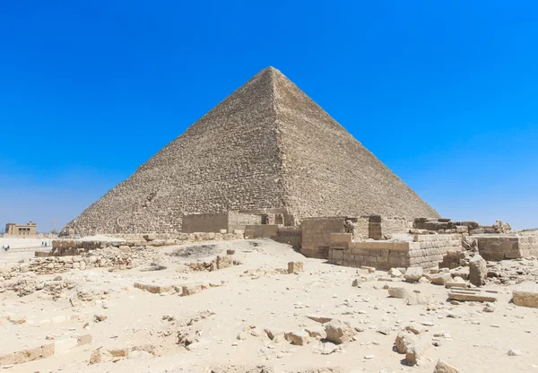 Пирамиды с красивым небом Гизы в Каире, Египет . — стоковое фото
