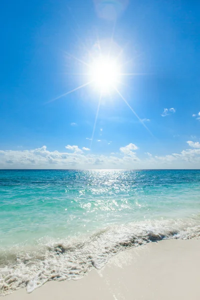 Strand und tropisches Meer — Stockfoto