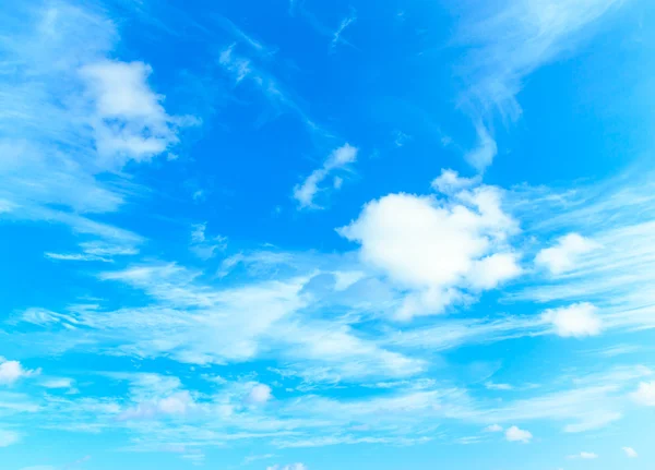 Nubes en el cielo azul —  Fotos de Stock