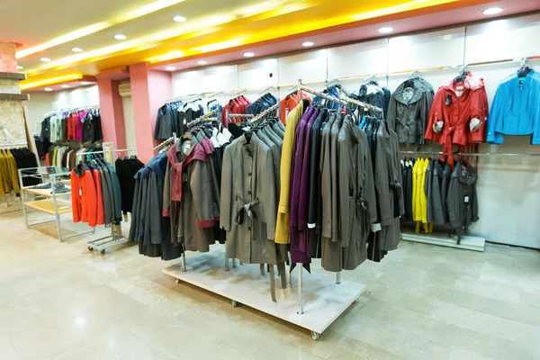 Pakaian bergaya di toko — Stok Foto