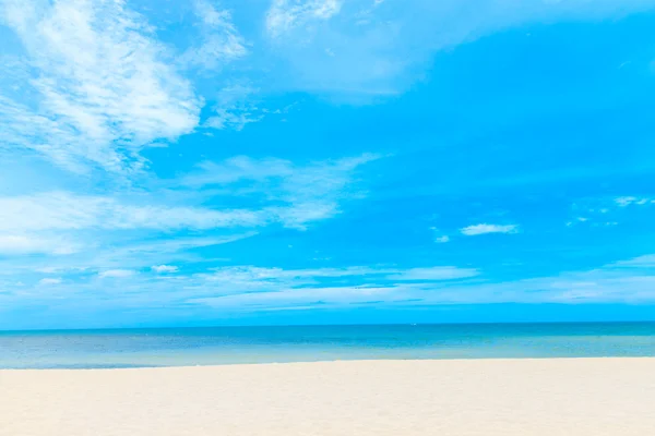 Praia e mar tropical — Fotografia de Stock