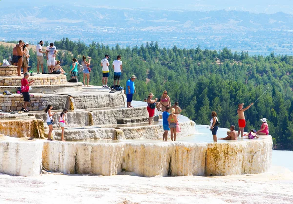 Turistii de pe Pamukkale Travertin piscine si terase — Fotografie, imagine de stoc