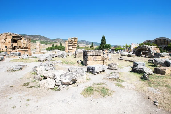 Ruínas antigas em Hierapolis, Pamukkale, Turquia. — Fotografia de Stock