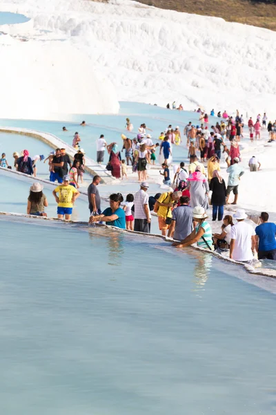 Toeristen op Pamukkale travertijn zwembaden en terrassen — Stockfoto