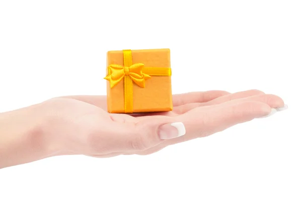 Hand met doos van de gift — Stockfoto