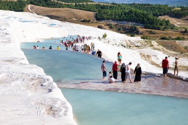 Turistler Pamukkale Traverten havuzları ve teraslar