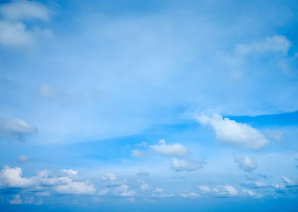 Blå himmel med skyer - Stock-foto