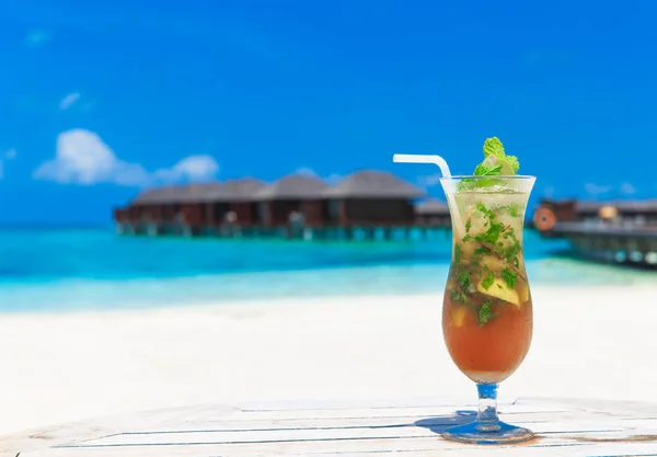 Exotiska tropisk cocktail — Stockfoto