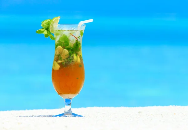 Exotischer tropischer Cocktail — Stockfoto