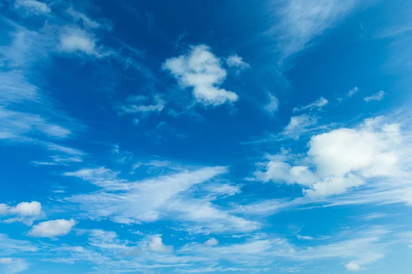 Blauer Himmel mit Wolken — Stockfoto