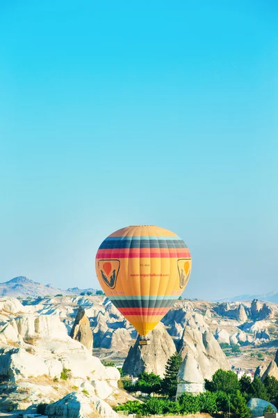 Globos volando sobre capadocia — Foto de Stock